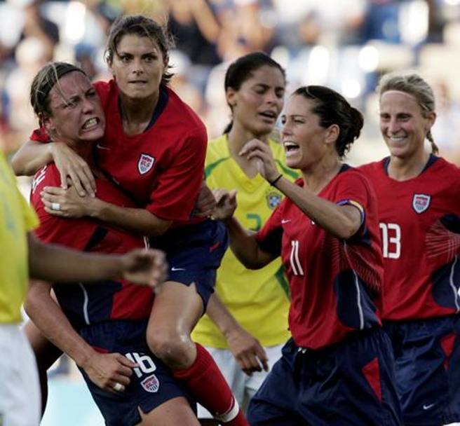 Atene 2004: Mia Hamm salta al collo di una compagna dopo un gol segnato al Brasile durante il torneo olimpico. Gli Usa vinceranno la medaglia d&#39;oro: per la Hamm si tratt del secondo trionfo a cinque cerchi dopo quello di Atlanta 1996 e l&#39;argento di Sydney 2000 (AP)
